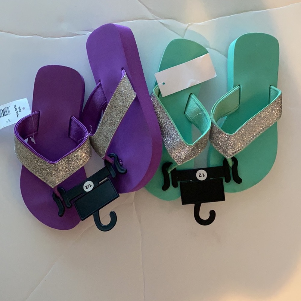 2 pairs of size 1/2 flip flops - Picture 1 of 6
